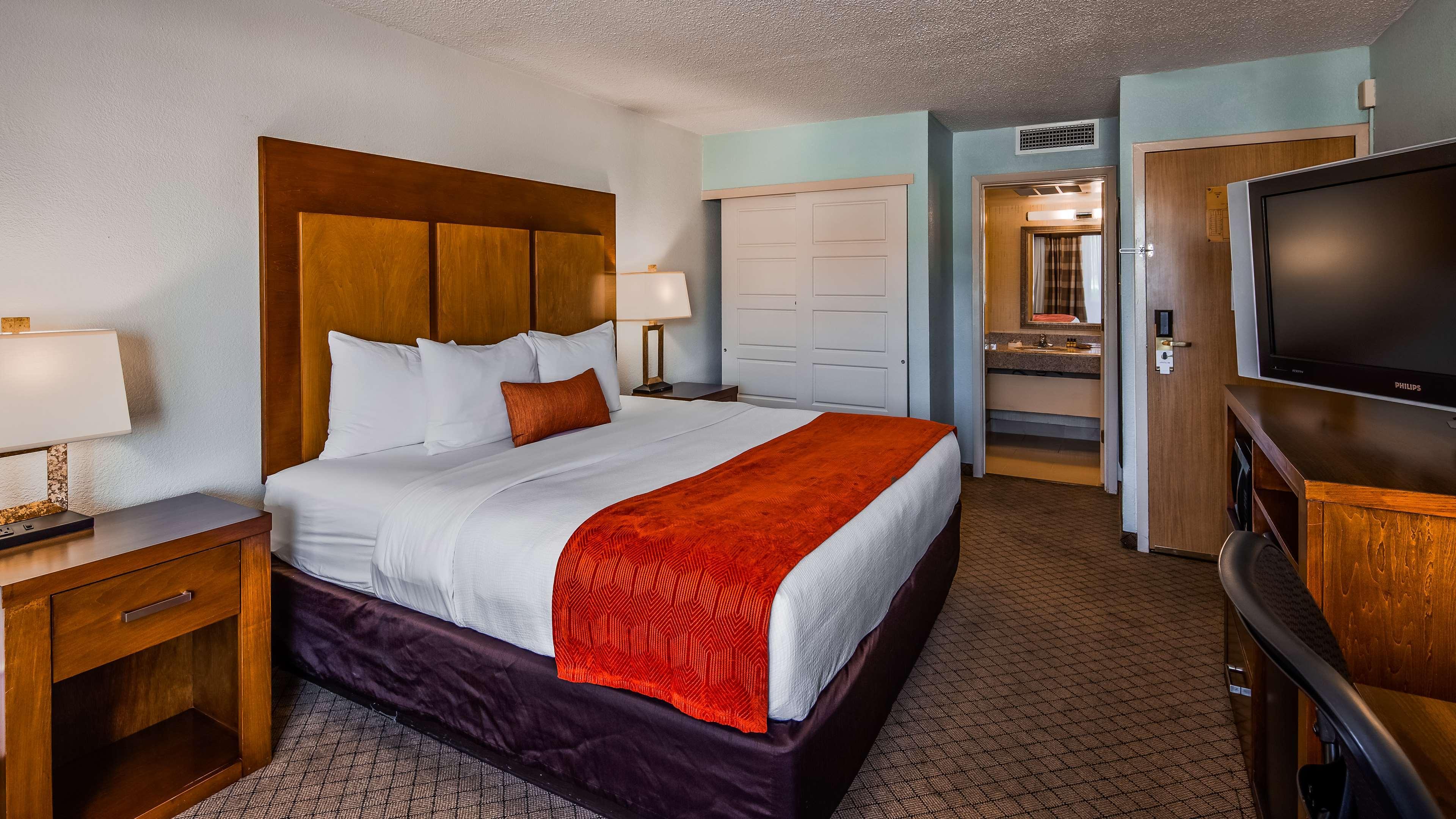 Western Airport & Conference Center Hotel 3*