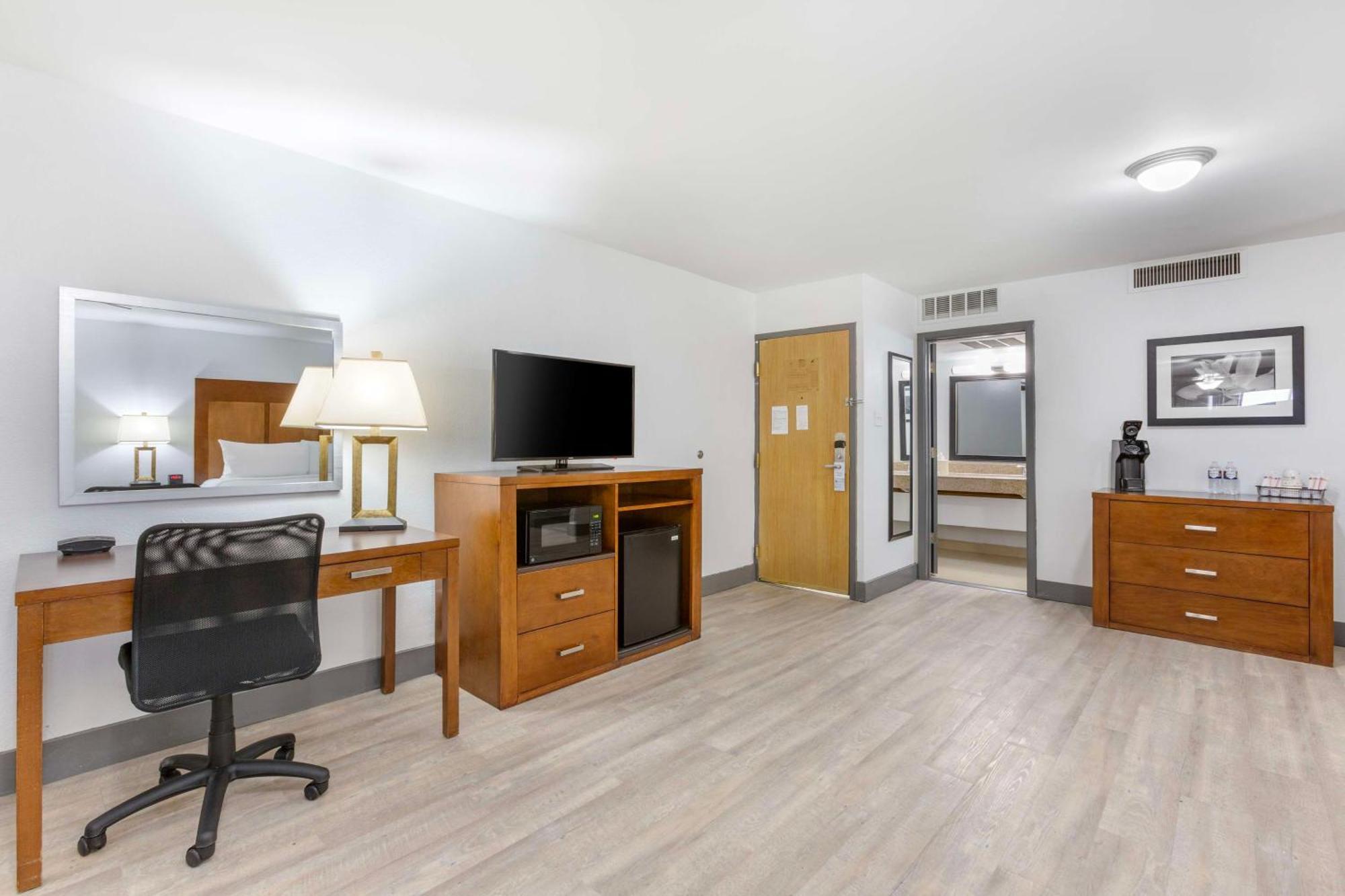 Western Airport & Conference Center Hotel