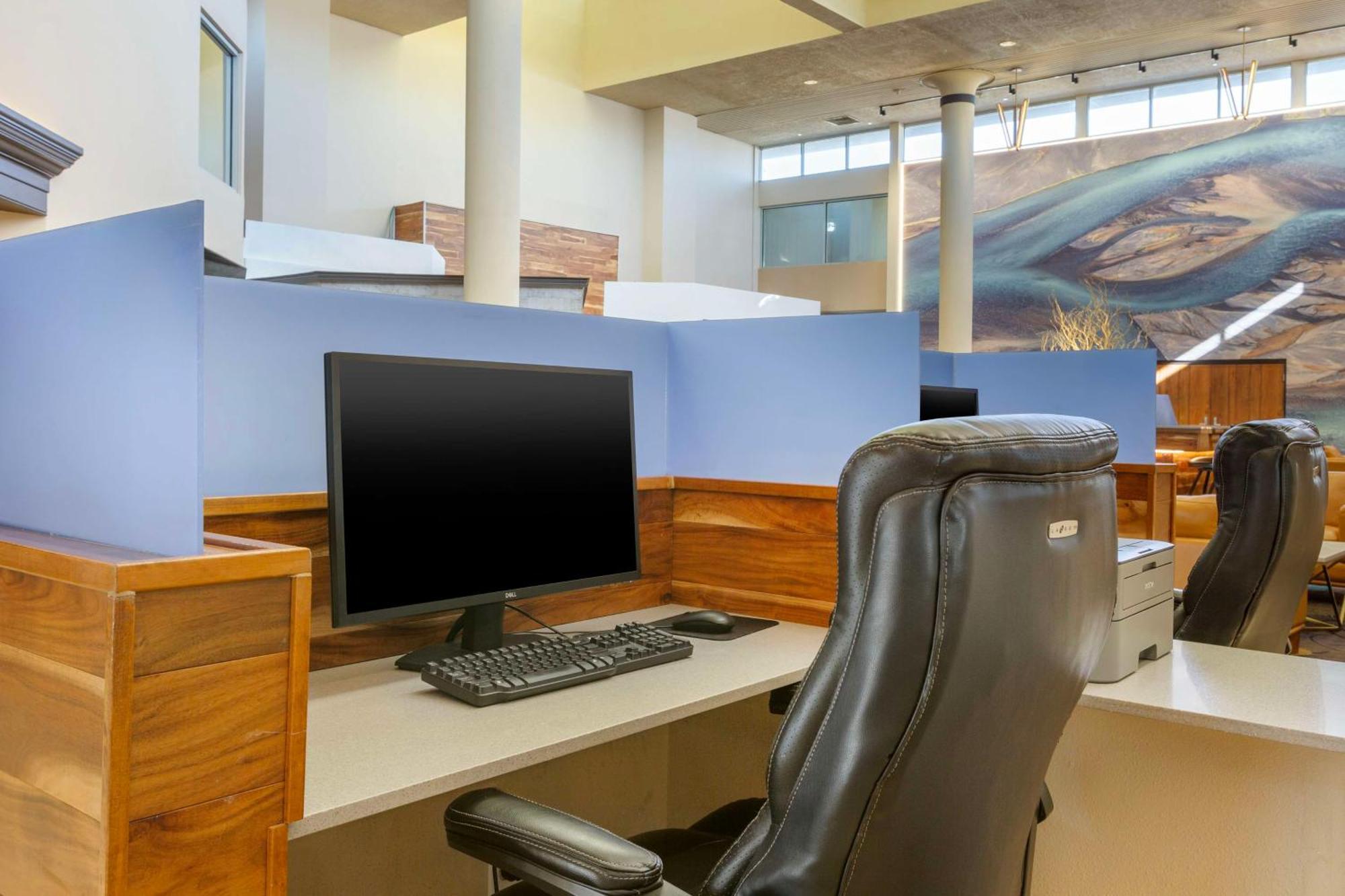Western Airport & Conference Center 3*