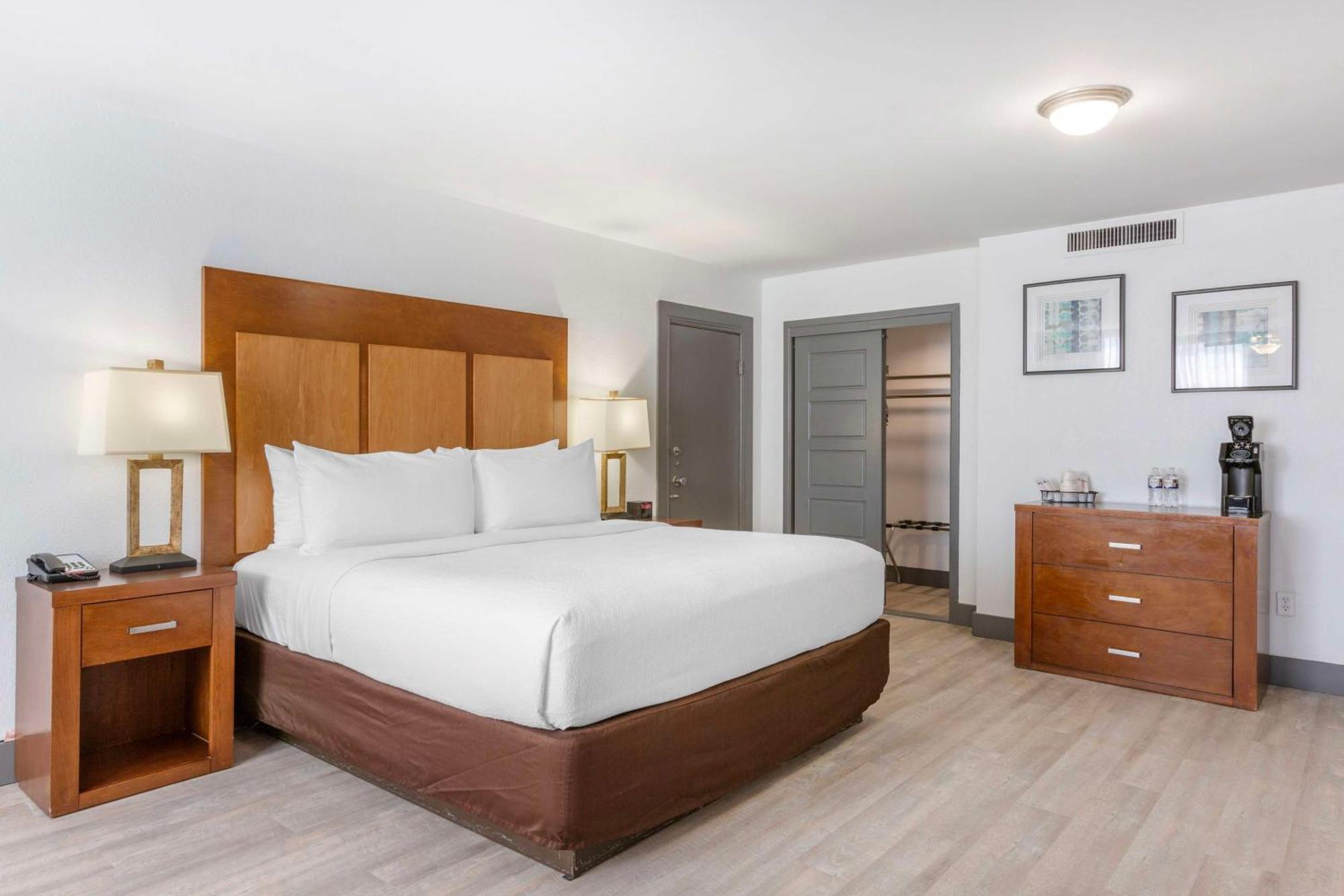 Western Airport & Conference Center Hotel