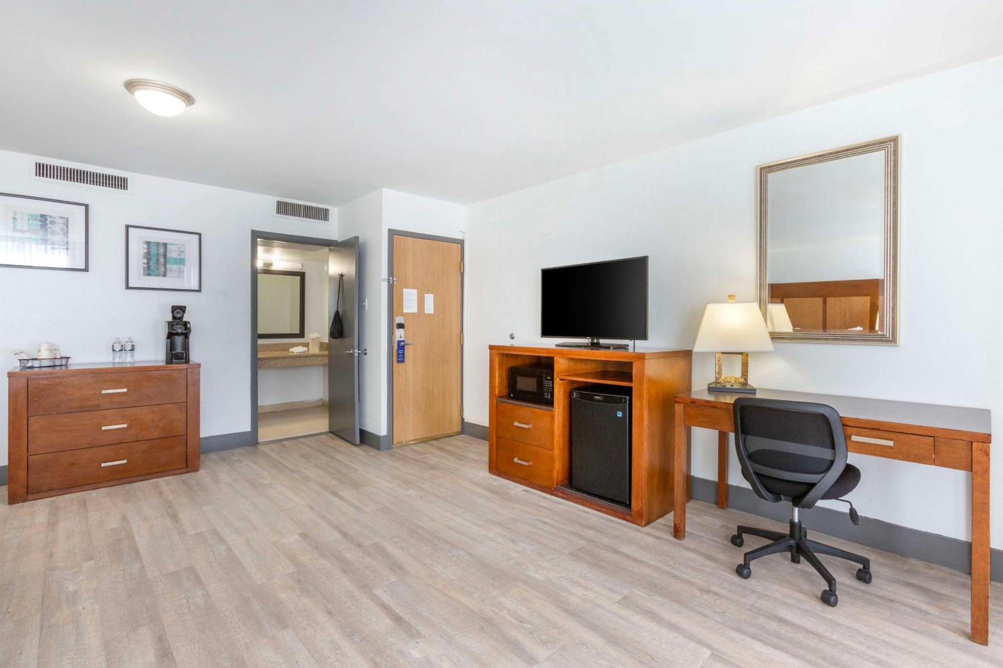 Western Airport & Conference Center Hotel