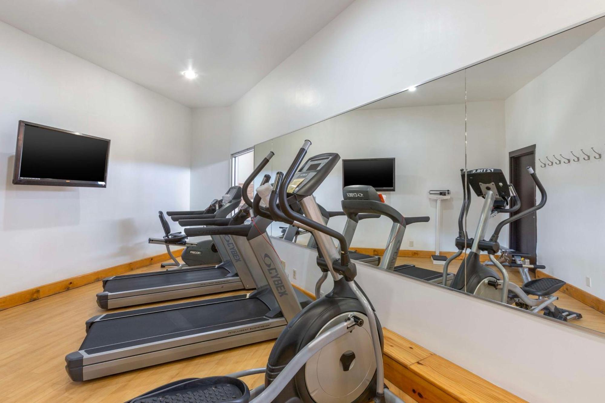 Hotel Western Airport & Conference Center 3*