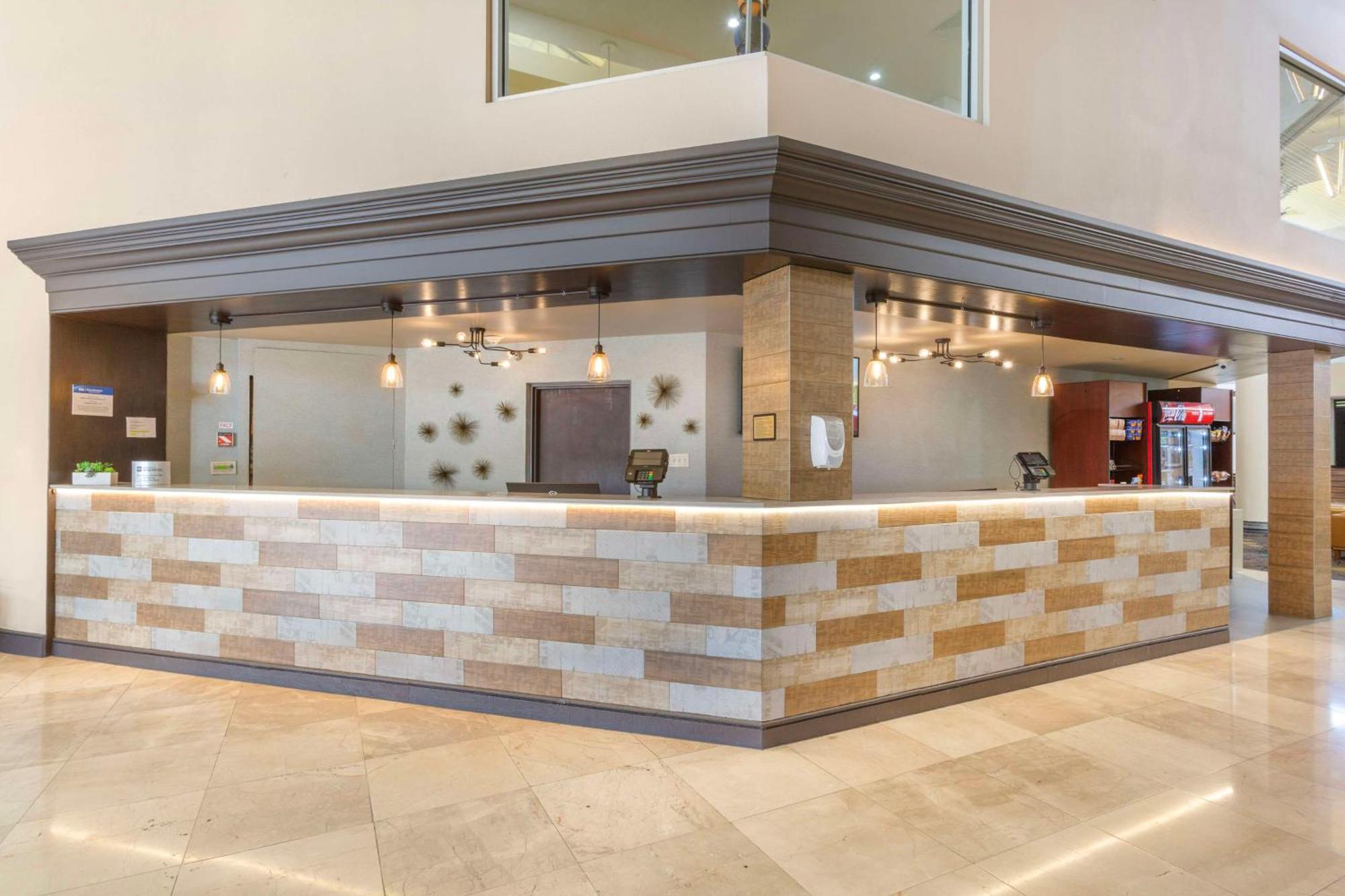 Hotel Western Airport & Conference Center